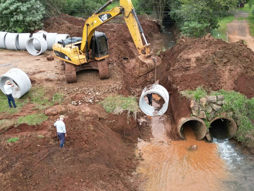 Obras de desassoreamento do Córrego Rio dos Índios e ampliação do pontilhão do Bairro Batistela 