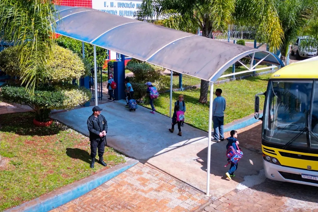 Segurança das Escolas Municipais: Investimentos de mais de R$ 200 mil em guarnição presencial e construção de muros, além da ampliação de câmeras de monitoramento 